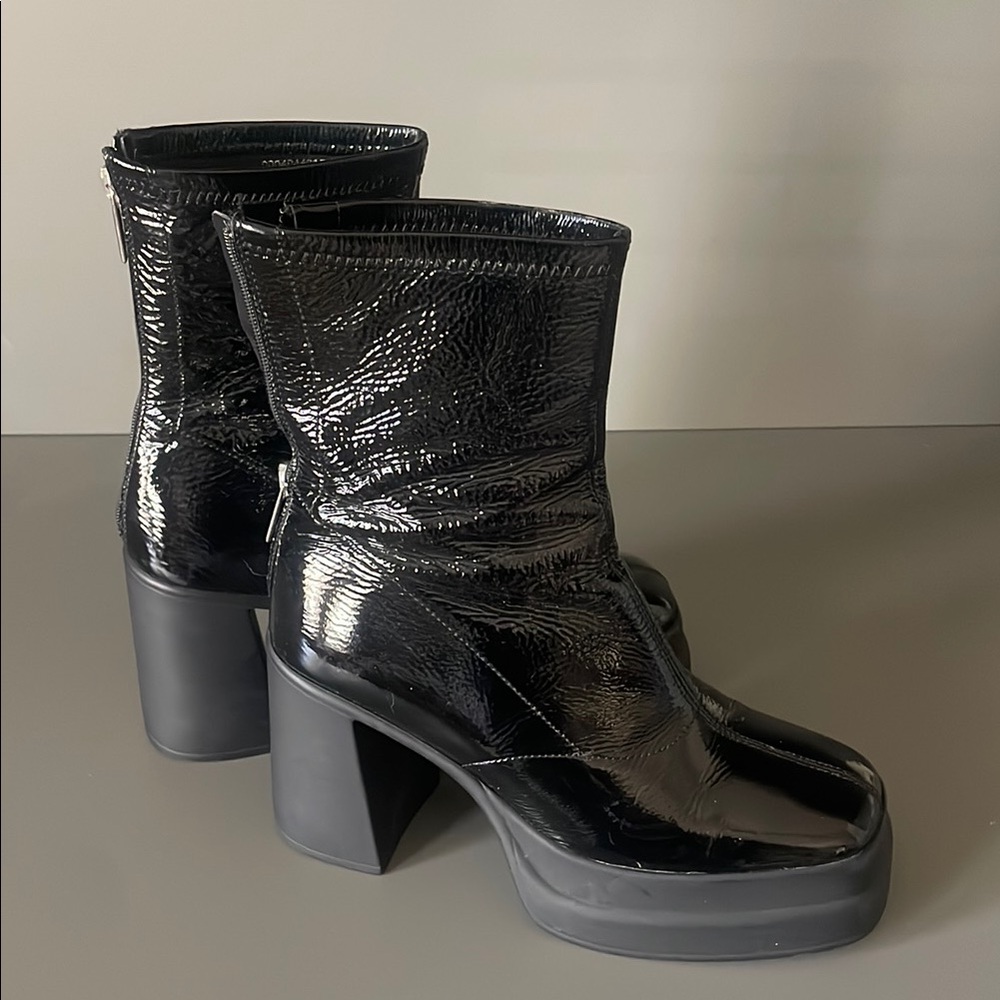 Free People Double Stack Platform
Boot in Black Patent